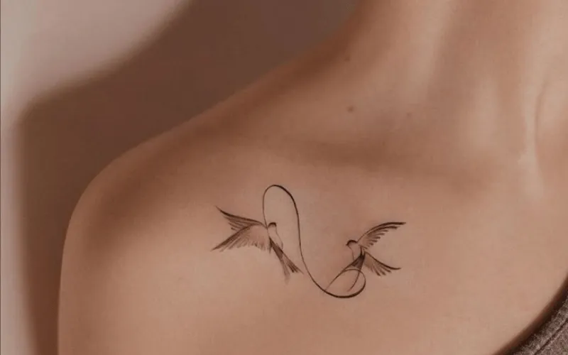 Read more about the article Collarbone Tattoo Ideas: Feminine & Elegant Designs
